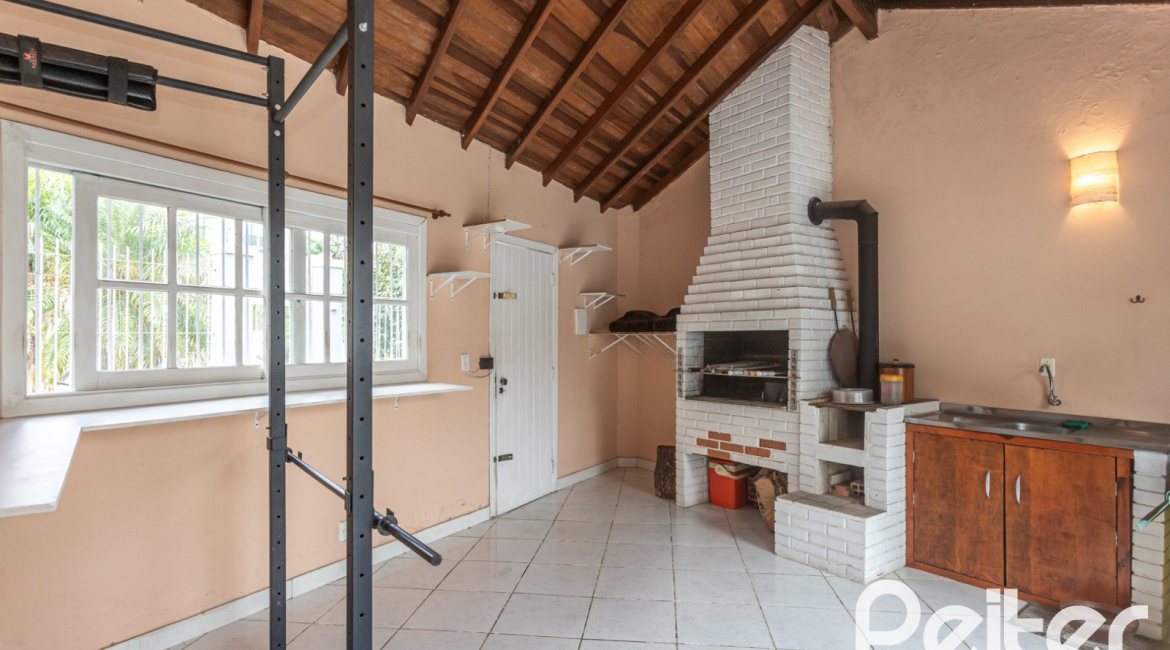 Casa à venda com 334m², 4 dormitórios, 2 suítes, 4 vagas, no bairro Jardim Isabel em Porto Alegre