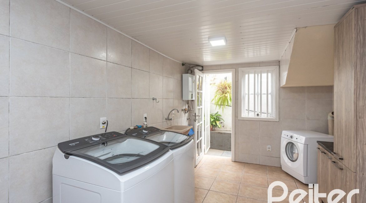 Casa à venda com 334m², 4 dormitórios, 2 suítes, 4 vagas, no bairro Jardim Isabel em Porto Alegre