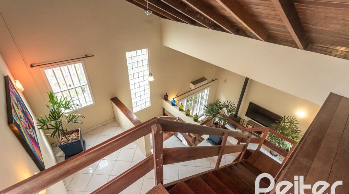 Casa à venda com 334m², 4 dormitórios, 2 suítes, 4 vagas, no bairro Jardim Isabel em Porto Alegre