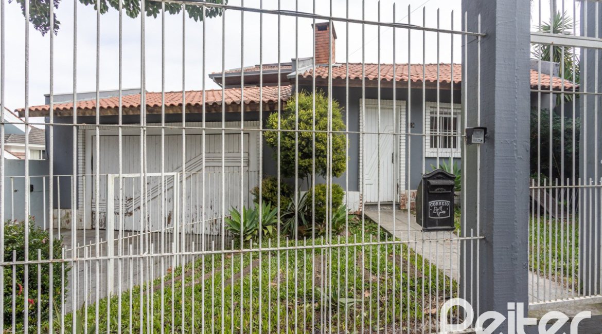 Casa à venda com 334m², 4 dormitórios, 2 suítes, 4 vagas, no bairro Jardim Isabel em Porto Alegre