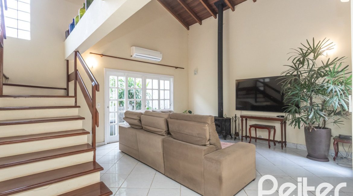 Casa à venda com 334m², 4 dormitórios, 2 suítes, 4 vagas, no bairro Jardim Isabel em Porto Alegre