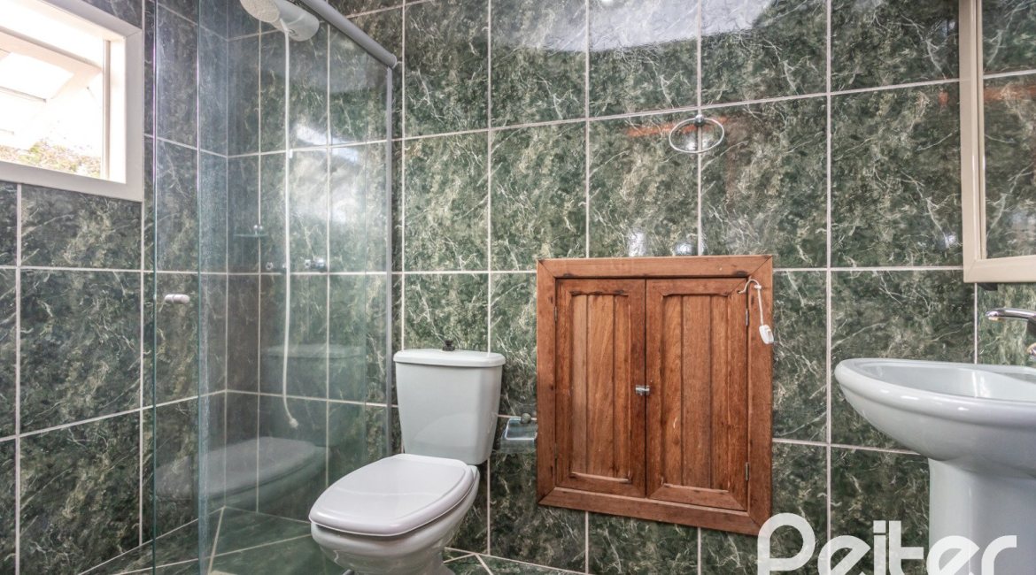 Casa à venda com 334m², 4 dormitórios, 2 suítes, 4 vagas, no bairro Jardim Isabel em Porto Alegre