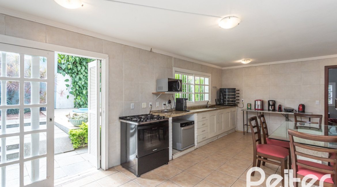 Casa à venda com 334m², 4 dormitórios, 2 suítes, 4 vagas, no bairro Jardim Isabel em Porto Alegre