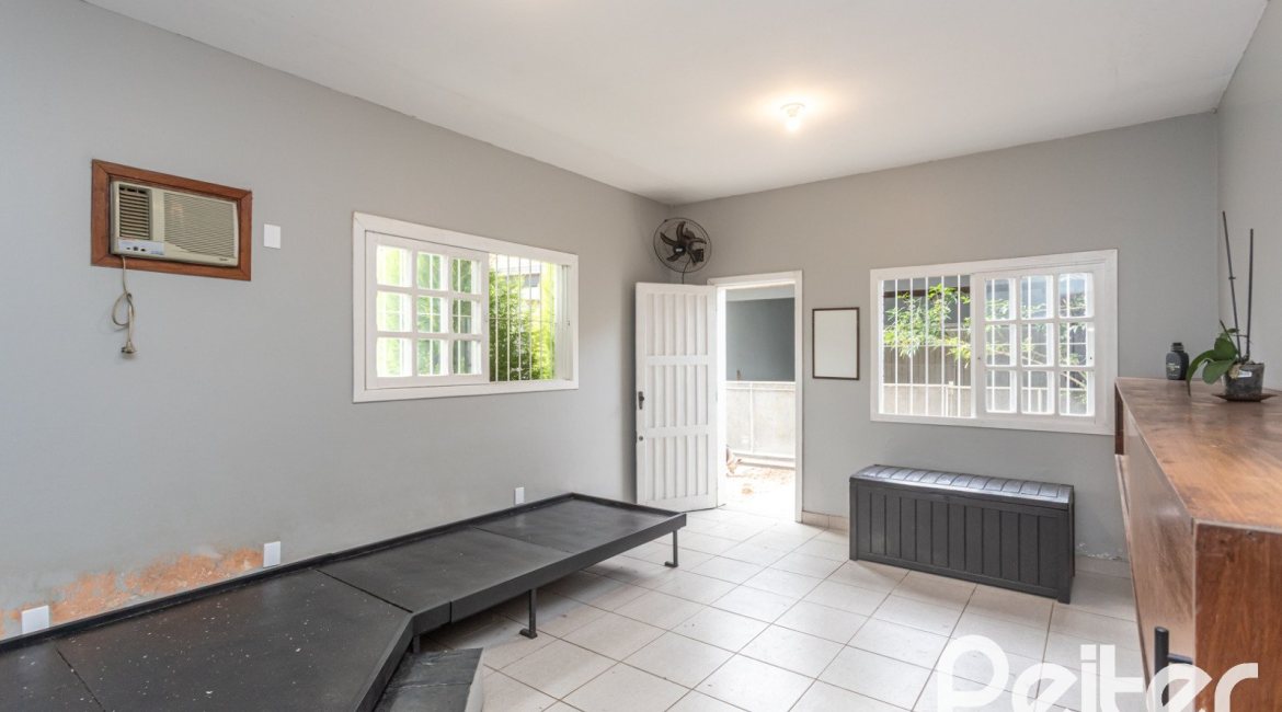 Casa à venda com 334m², 4 dormitórios, 2 suítes, 4 vagas, no bairro Jardim Isabel em Porto Alegre