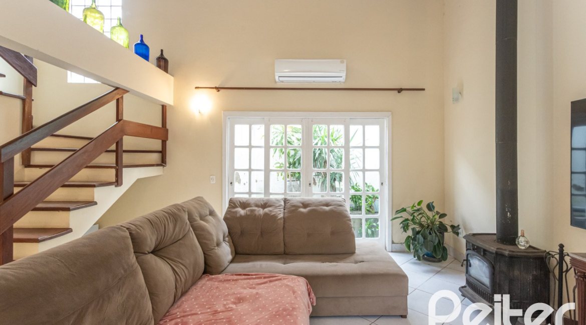 Casa à venda com 334m², 4 dormitórios, 2 suítes, 4 vagas, no bairro Jardim Isabel em Porto Alegre