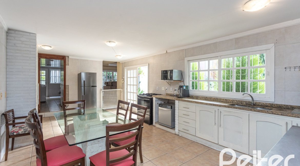 Casa à venda com 334m², 4 dormitórios, 2 suítes, 4 vagas, no bairro Jardim Isabel em Porto Alegre