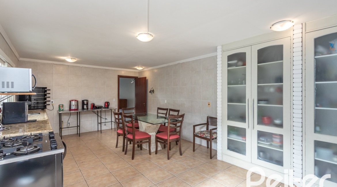 Casa à venda com 334m², 4 dormitórios, 2 suítes, 4 vagas, no bairro Jardim Isabel em Porto Alegre