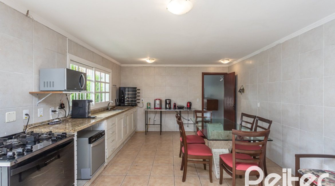 Casa à venda com 334m², 4 dormitórios, 2 suítes, 4 vagas, no bairro Jardim Isabel em Porto Alegre