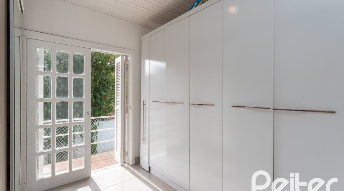 Casa à venda com 334m², 4 dormitórios, 2 suítes, 4 vagas, no bairro Jardim Isabel em Porto Alegre