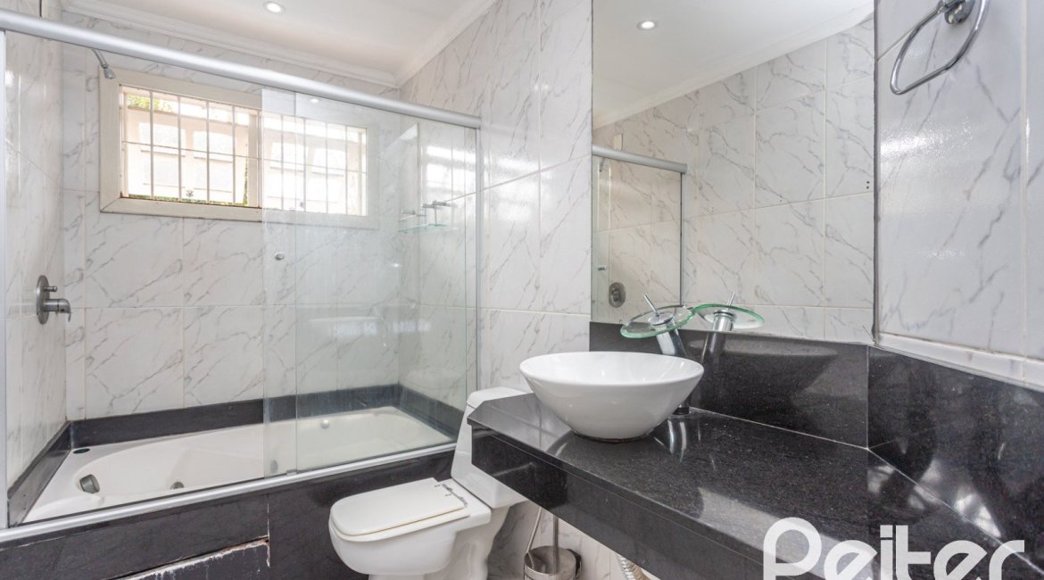 Casa à venda com 334m², 4 dormitórios, 2 suítes, 4 vagas, no bairro Jardim Isabel em Porto Alegre