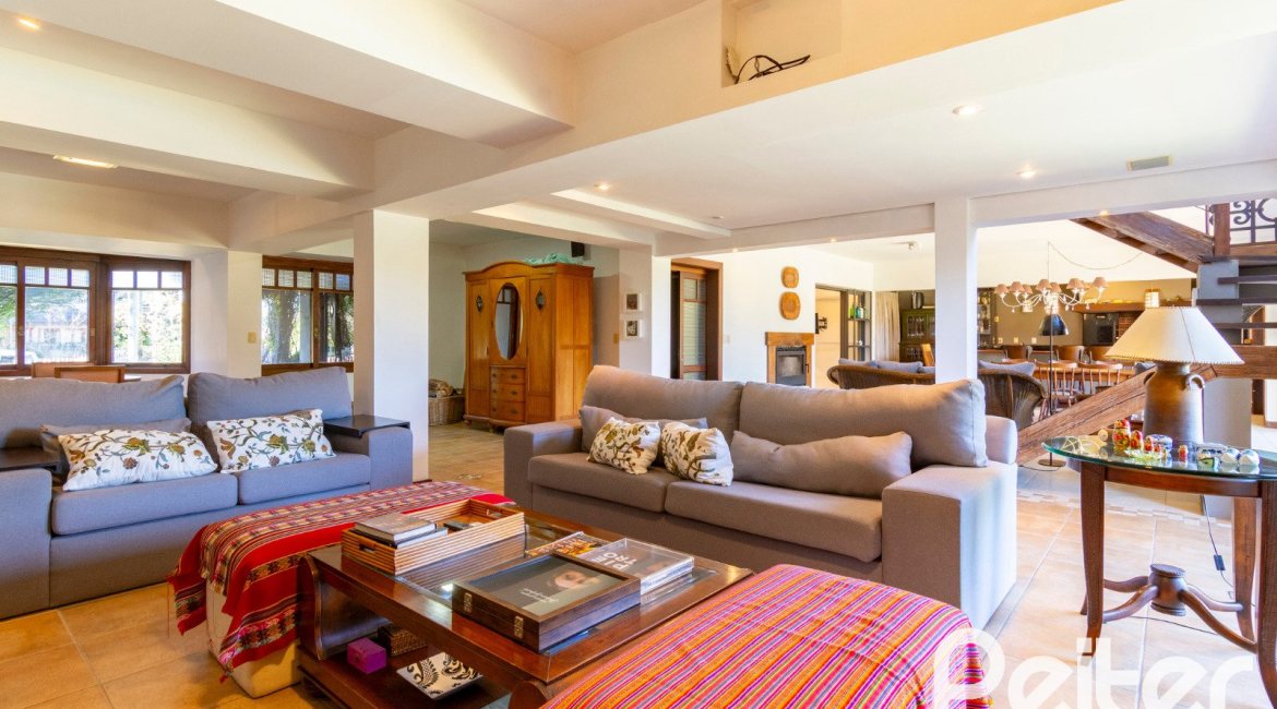 Casa em Condomínio à venda com 315m², 3 dormitórios, 3 suítes, 4 vagas, no bairro Cavalhada em PORTO ALEGRE