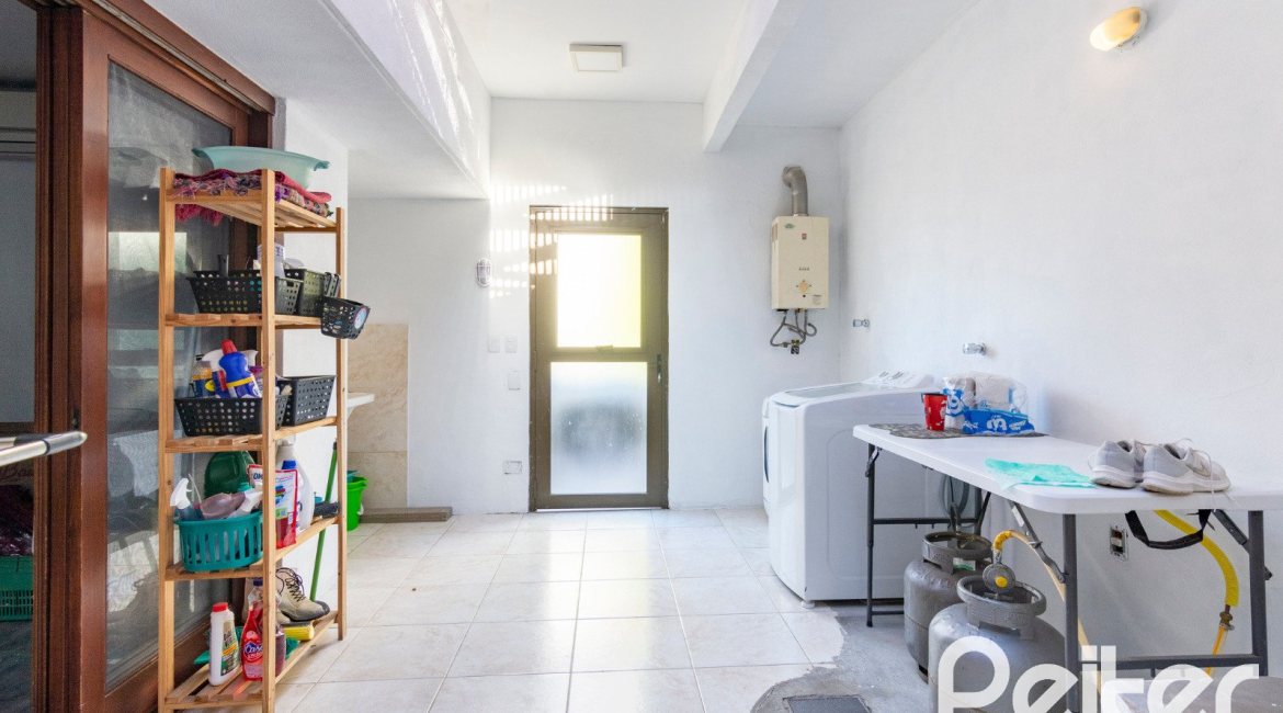 Casa em Condomínio à venda com 315m², 3 dormitórios, 3 suítes, 4 vagas, no bairro Cavalhada em PORTO ALEGRE