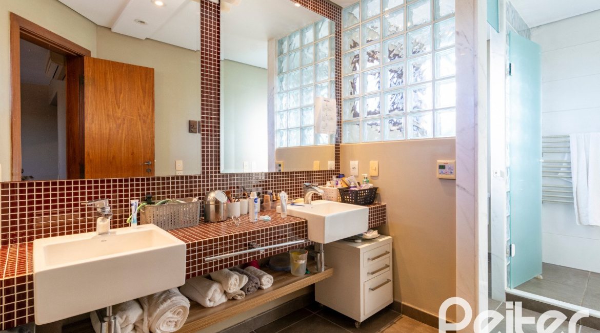 Casa em Condomínio à venda com 315m², 3 dormitórios, 3 suítes, 4 vagas, no bairro Cavalhada em PORTO ALEGRE