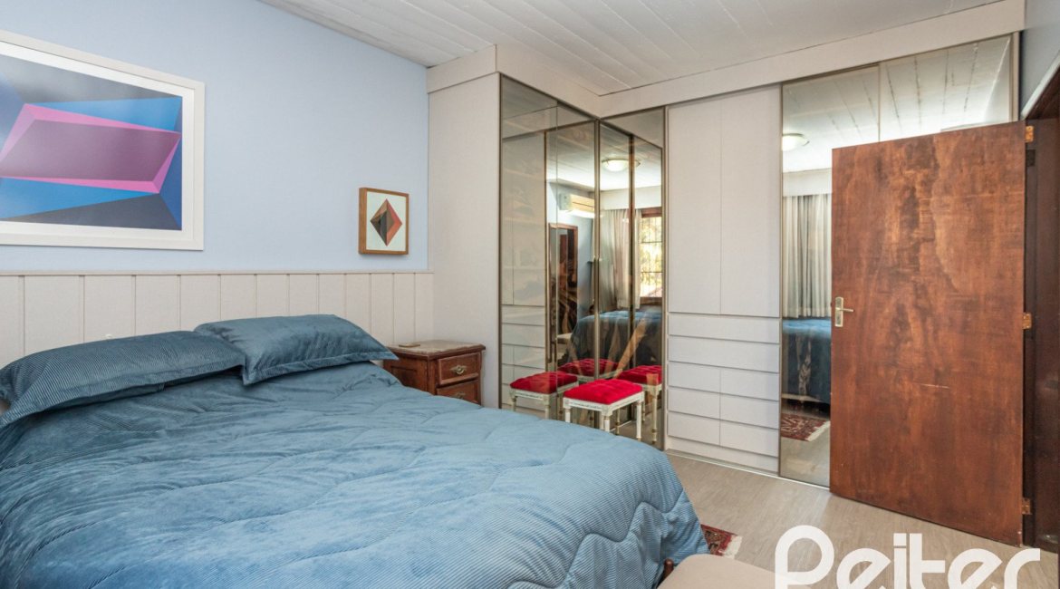 Casa à venda com 300m², 3 dormitórios, 1 suíte, 3 vagas, no bairro Ipanema em Porto Alegre