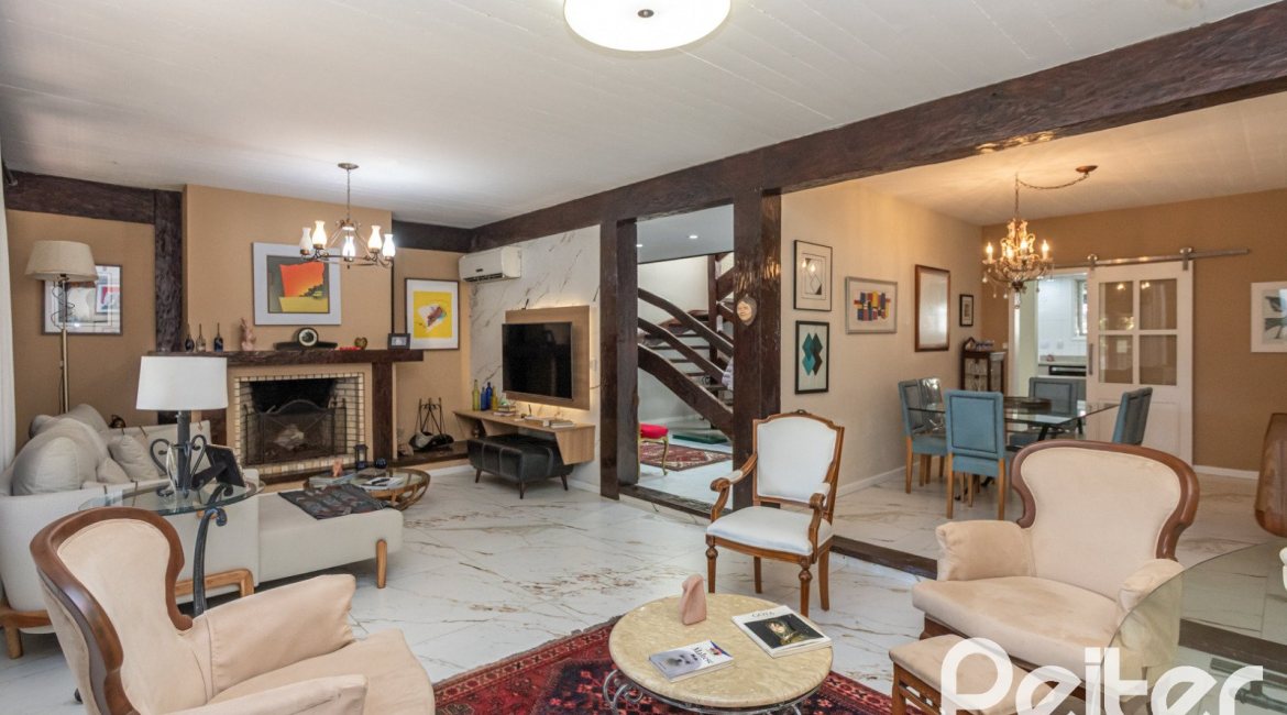 Casa à venda com 300m², 3 dormitórios, 1 suíte, 3 vagas, no bairro Ipanema em Porto Alegre