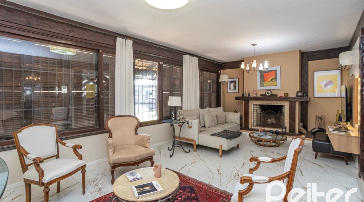 Casa à venda com 300m², 3 dormitórios, 1 suíte, 3 vagas, no bairro Ipanema em Porto Alegre