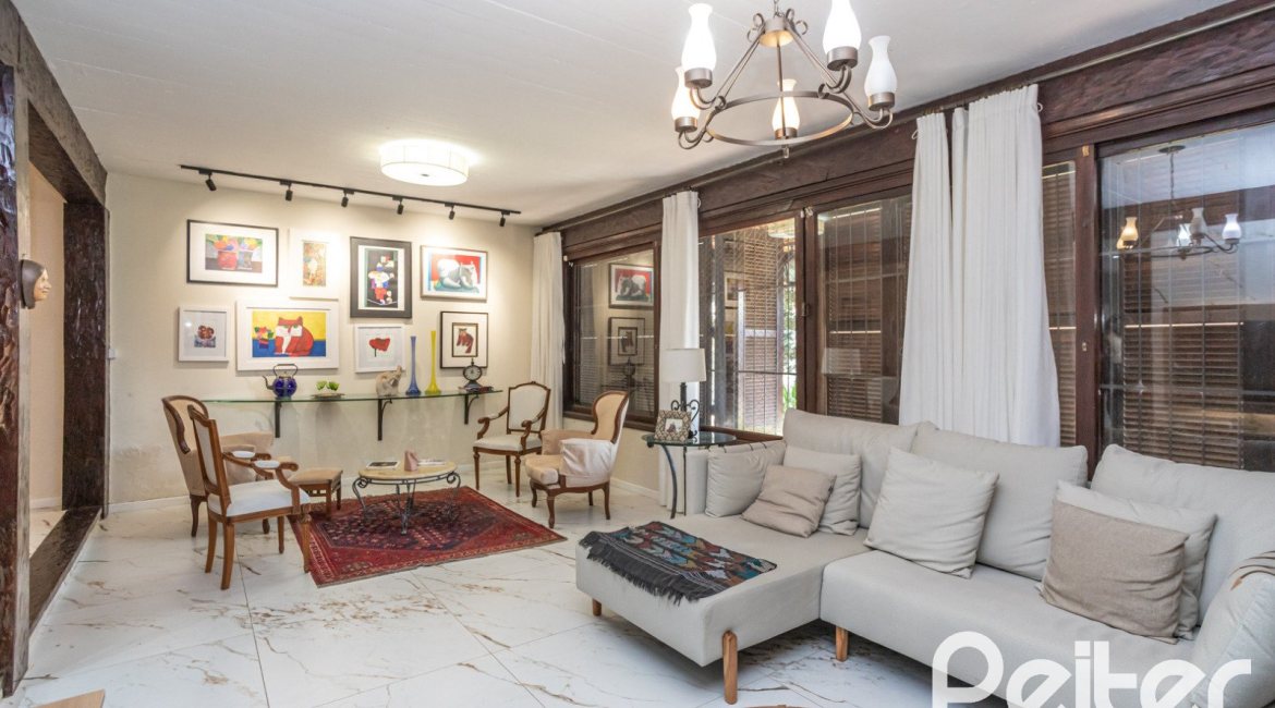 Casa à venda com 300m², 3 dormitórios, 1 suíte, 3 vagas, no bairro Ipanema em Porto Alegre