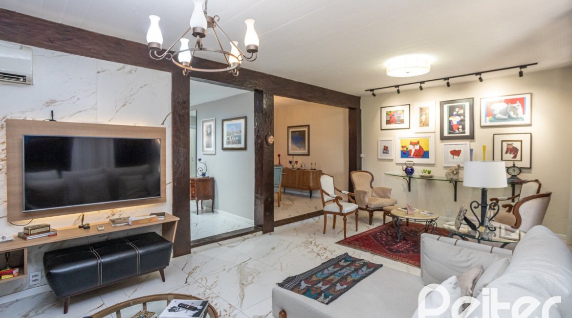 Casa à venda com 300m², 3 dormitórios, 1 suíte, 3 vagas, no bairro Ipanema em Porto Alegre