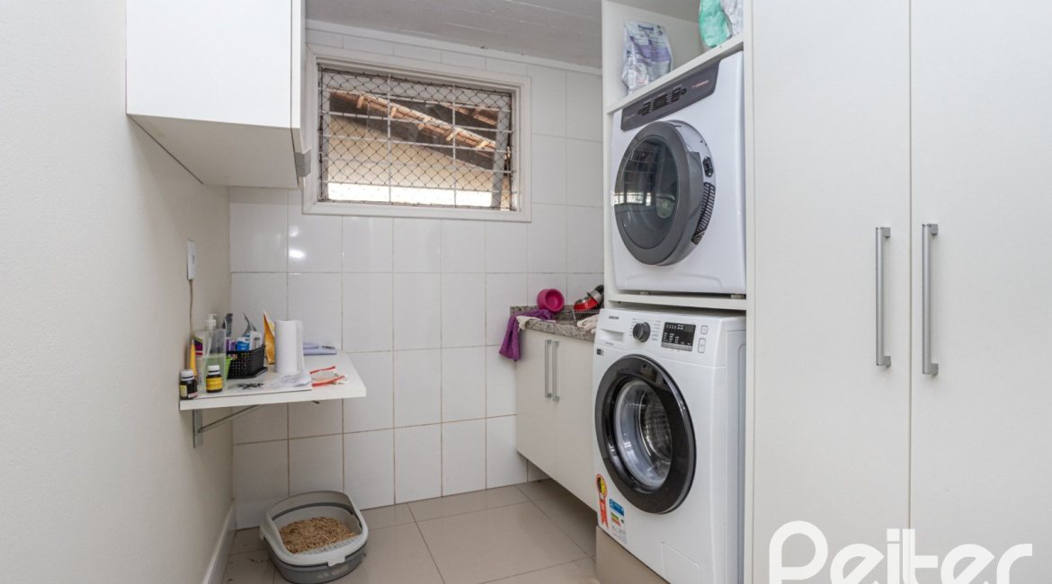 Casa à venda com 300m², 3 dormitórios, 1 suíte, 3 vagas, no bairro Ipanema em Porto Alegre