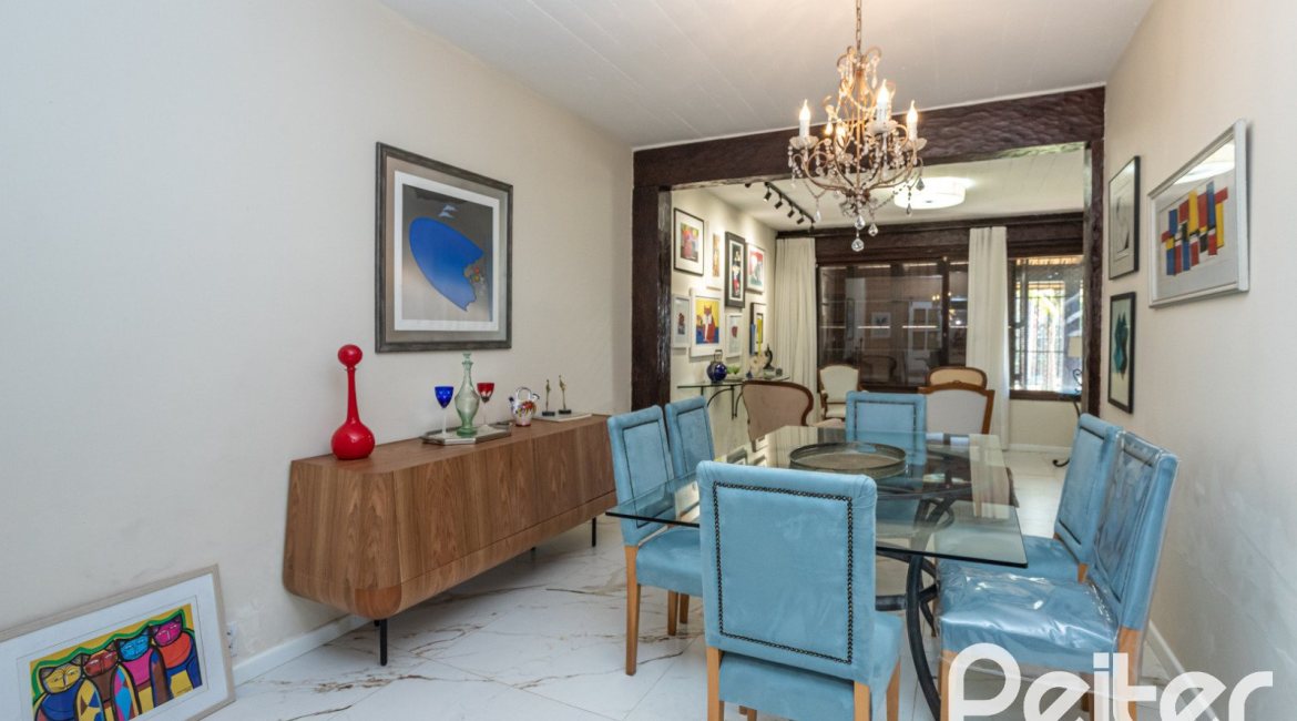 Casa à venda com 300m², 3 dormitórios, 1 suíte, 3 vagas, no bairro Ipanema em Porto Alegre