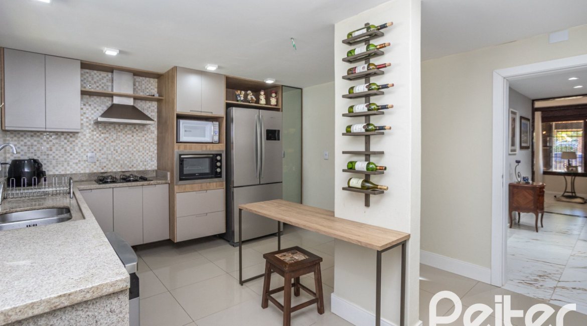 Casa à venda com 300m², 3 dormitórios, 1 suíte, 3 vagas, no bairro Ipanema em Porto Alegre