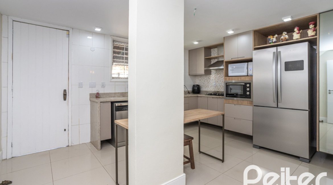 Casa à venda com 300m², 3 dormitórios, 1 suíte, 3 vagas, no bairro Ipanema em Porto Alegre