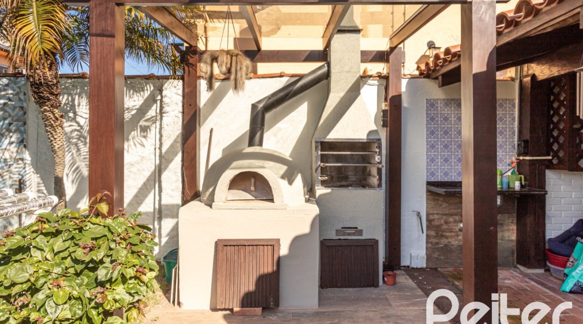 Casa à venda com 300m², 3 dormitórios, 1 suíte, 3 vagas, no bairro Ipanema em Porto Alegre