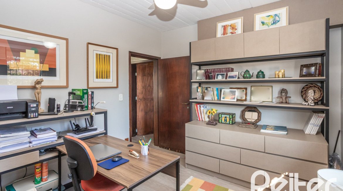 Casa à venda com 300m², 3 dormitórios, 1 suíte, 3 vagas, no bairro Ipanema em Porto Alegre