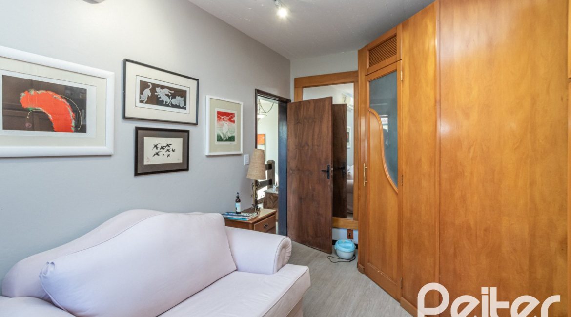 Casa à venda com 300m², 3 dormitórios, 1 suíte, 3 vagas, no bairro Ipanema em Porto Alegre