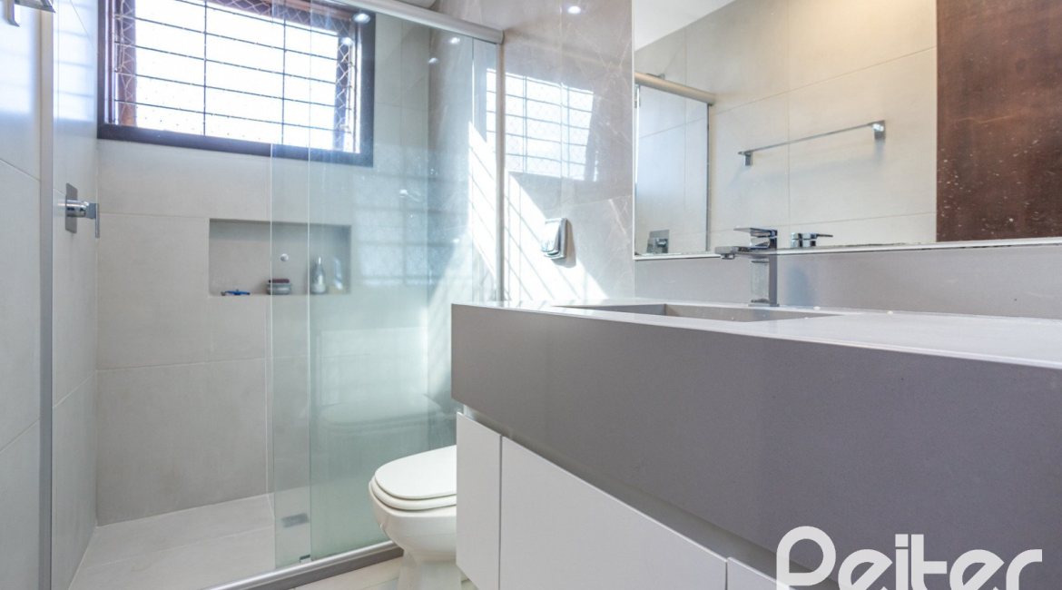 Casa à venda com 300m², 3 dormitórios, 1 suíte, 3 vagas, no bairro Ipanema em Porto Alegre