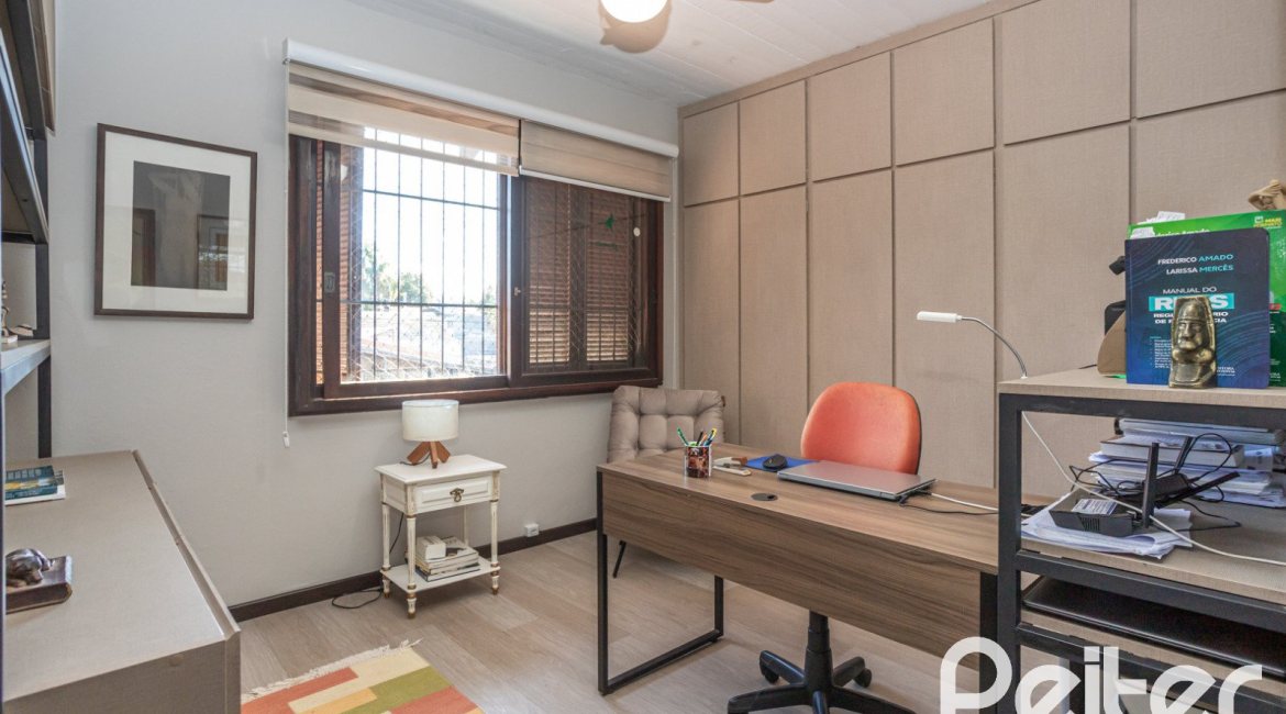 Casa à venda com 300m², 3 dormitórios, 1 suíte, 3 vagas, no bairro Ipanema em Porto Alegre