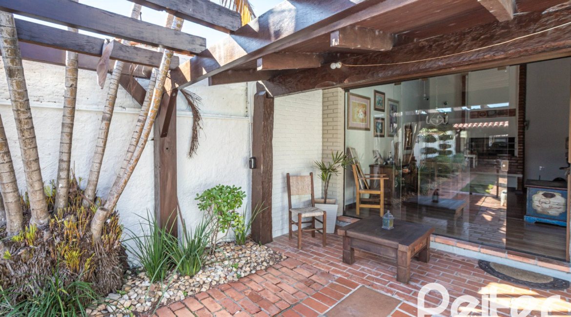 Casa à venda com 300m², 3 dormitórios, 1 suíte, 3 vagas, no bairro Ipanema em Porto Alegre