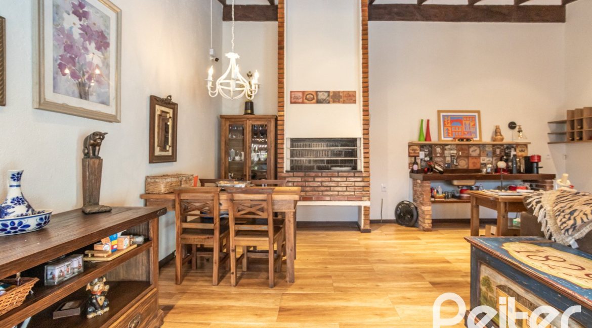 Casa à venda com 300m², 3 dormitórios, 1 suíte, 3 vagas, no bairro Ipanema em Porto Alegre