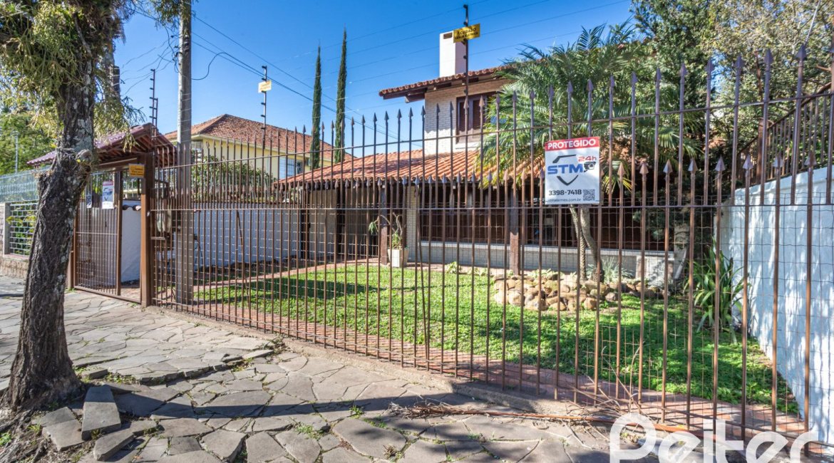 Casa à venda com 300m², 3 dormitórios, 1 suíte, 3 vagas, no bairro Ipanema em Porto Alegre