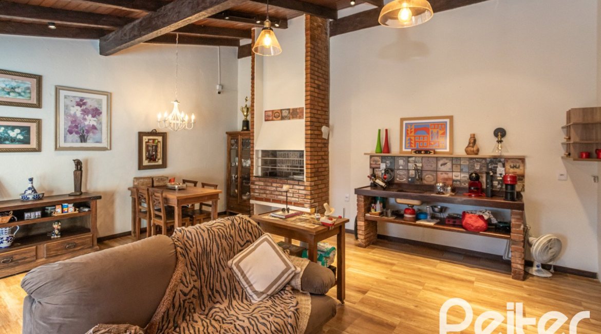 Casa à venda com 300m², 3 dormitórios, 1 suíte, 3 vagas, no bairro Ipanema em Porto Alegre