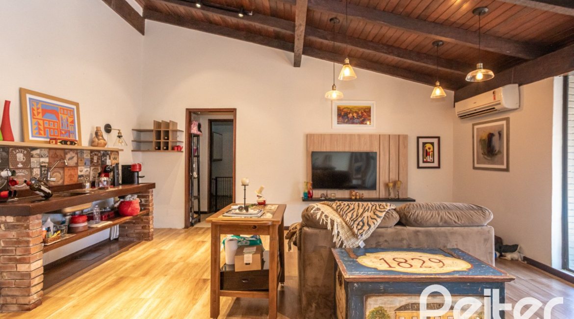 Casa à venda com 300m², 3 dormitórios, 1 suíte, 3 vagas, no bairro Ipanema em Porto Alegre