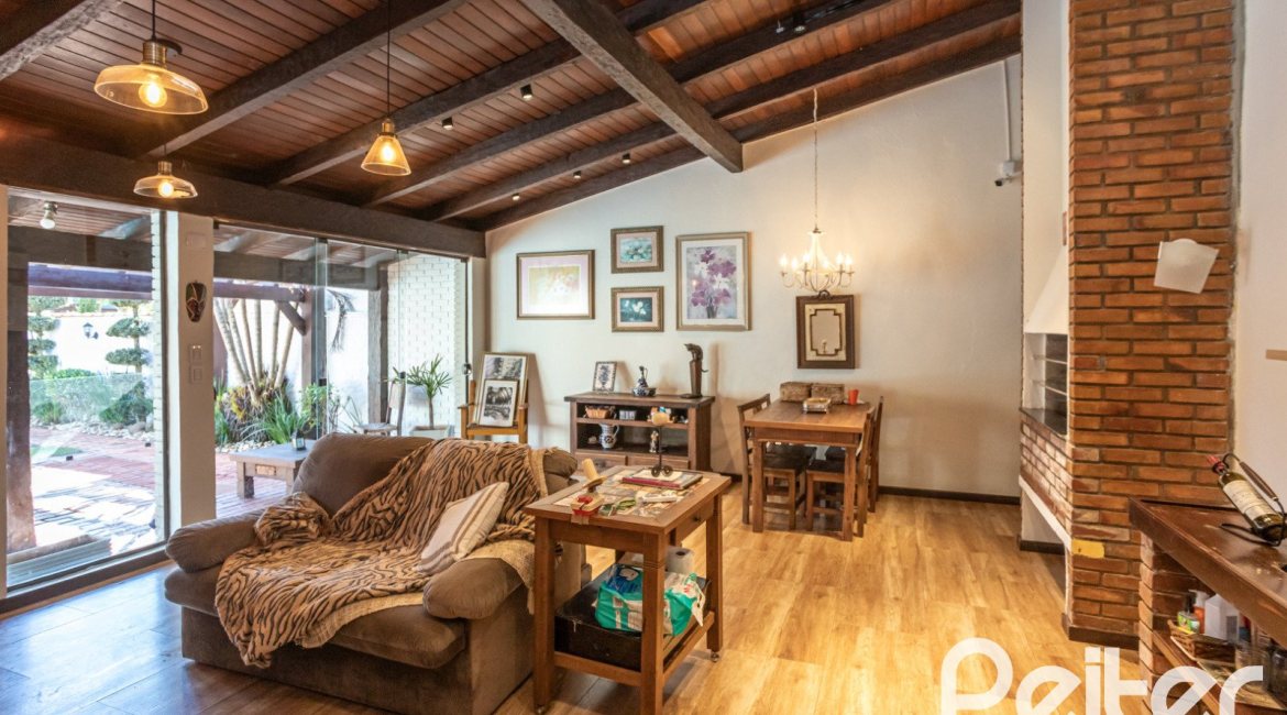 Casa à venda com 300m², 3 dormitórios, 1 suíte, 3 vagas, no bairro Ipanema em Porto Alegre