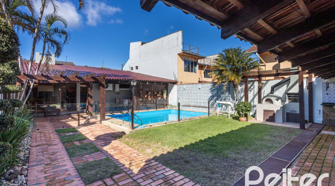 Casa à venda com 300m², 3 dormitórios, 1 suíte, 3 vagas, no bairro Ipanema em Porto Alegre