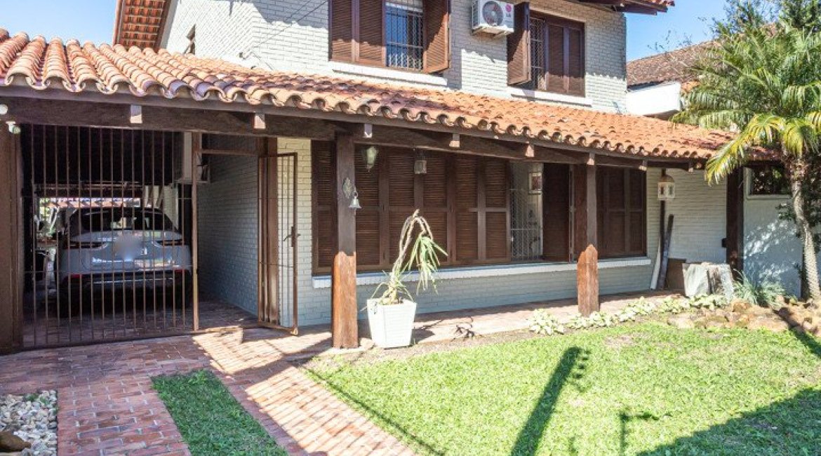Casa à venda com 300m², 3 dormitórios, 1 suíte, 3 vagas, no bairro Ipanema em Porto Alegre