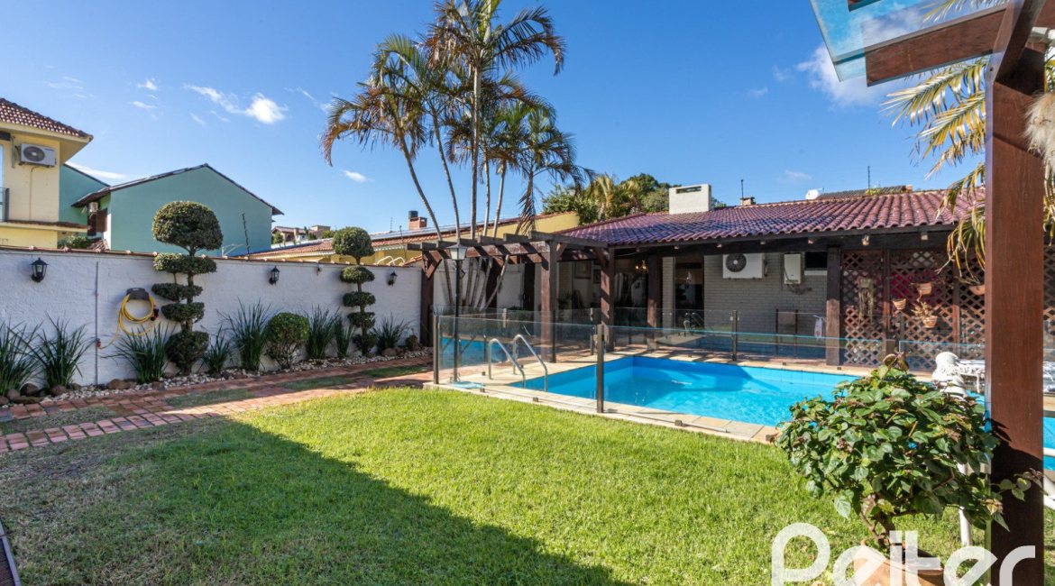 Casa à venda com 300m², 3 dormitórios, 1 suíte, 3 vagas, no bairro Ipanema em Porto Alegre