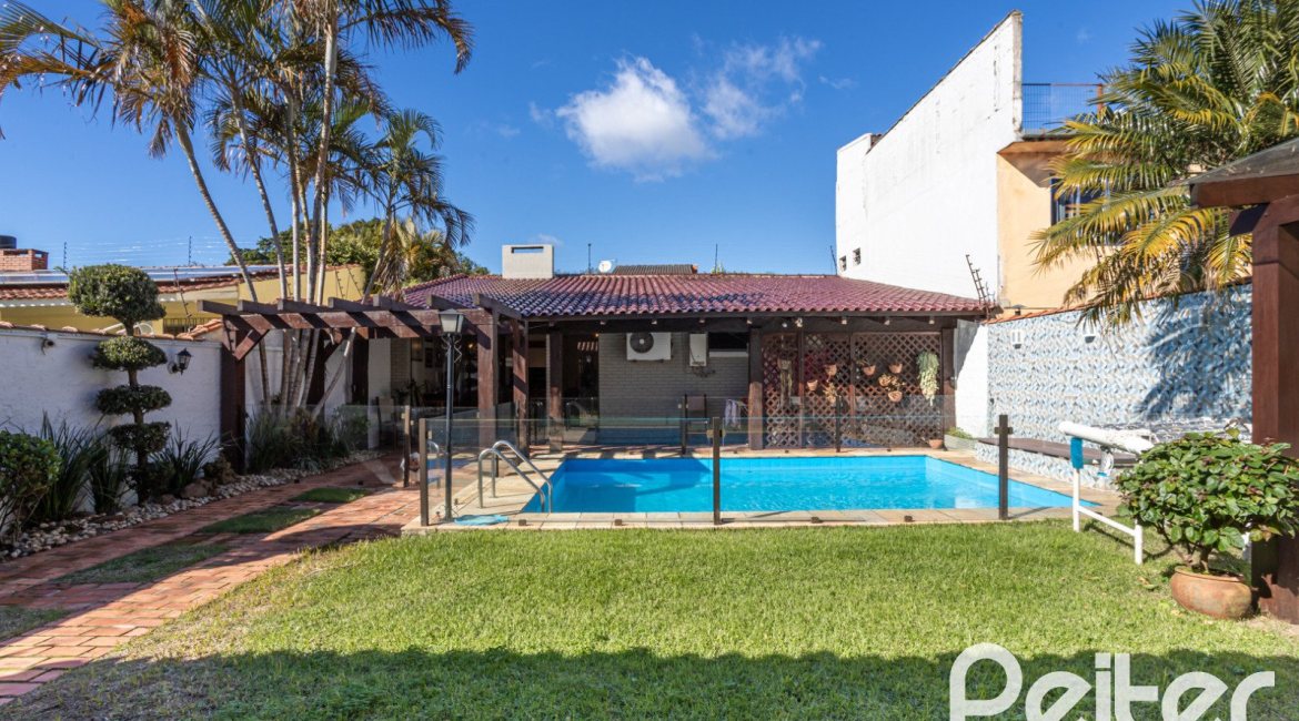 Casa à venda com 300m², 3 dormitórios, 1 suíte, 3 vagas, no bairro Ipanema em Porto Alegre