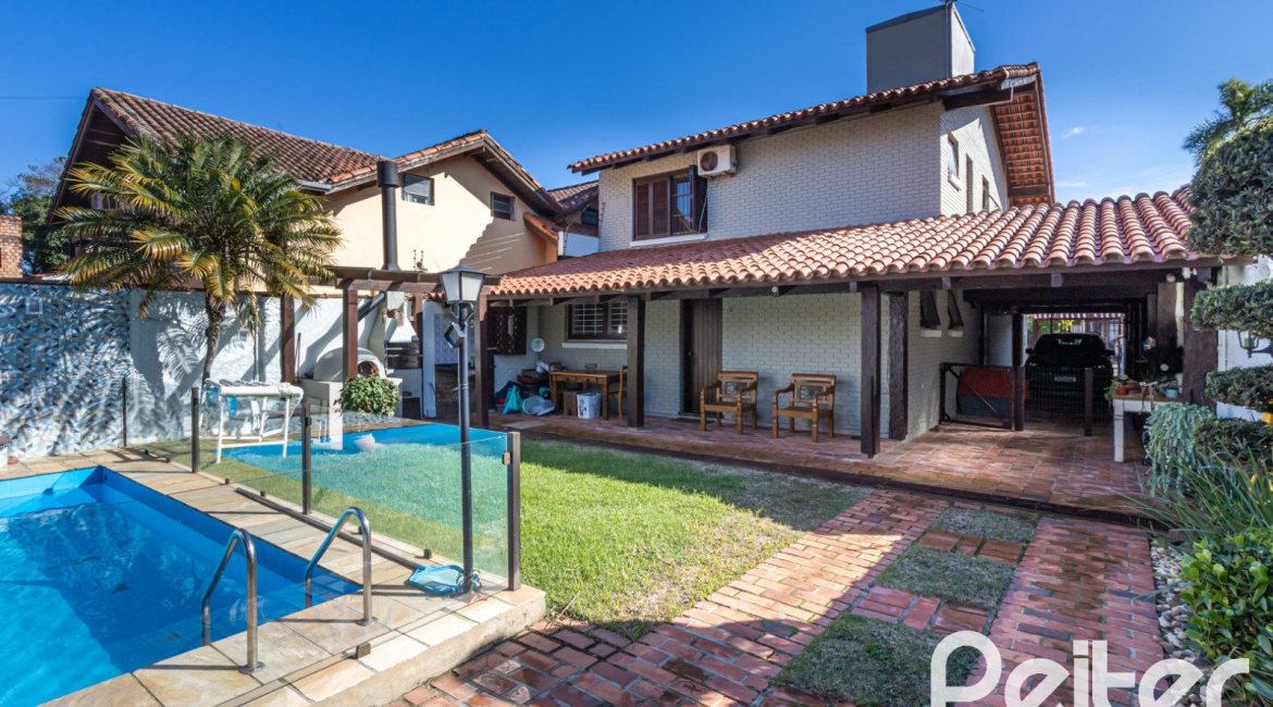 Casa à venda com 300m², 3 dormitórios, 1 suíte, 3 vagas, no bairro Ipanema em Porto Alegre