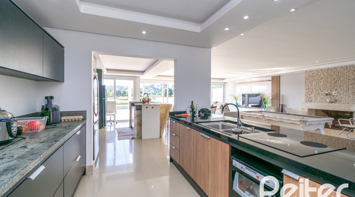 Casa em Condomínio à venda com 349m², 5 dormitórios, 5 suítes, 4 vagas, no bairro Terra Ville em PORTO ALEGRE