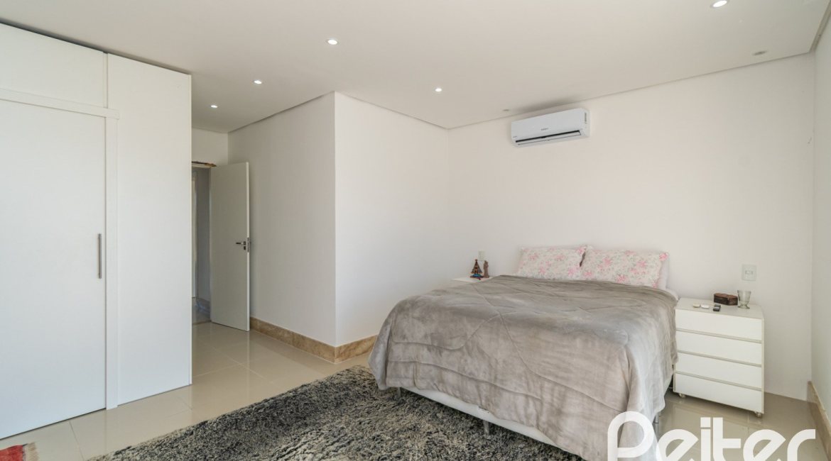 Casa em Condomínio à venda com 349m², 5 dormitórios, 5 suítes, 4 vagas, no bairro Terra Ville em PORTO ALEGRE
