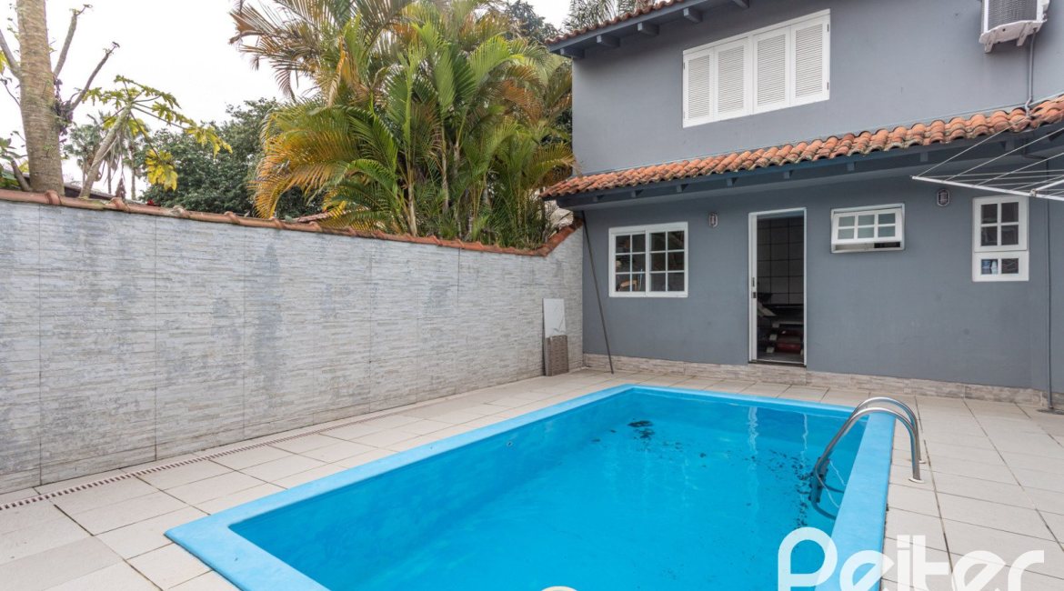 Casa à venda com 308m², 4 dormitórios, 1 suíte, 2 vagas, no bairro Ipanema em Porto Alegre