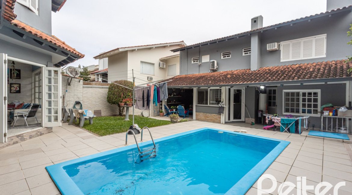 Casa à venda com 308m², 4 dormitórios, 1 suíte, 2 vagas, no bairro Ipanema em Porto Alegre