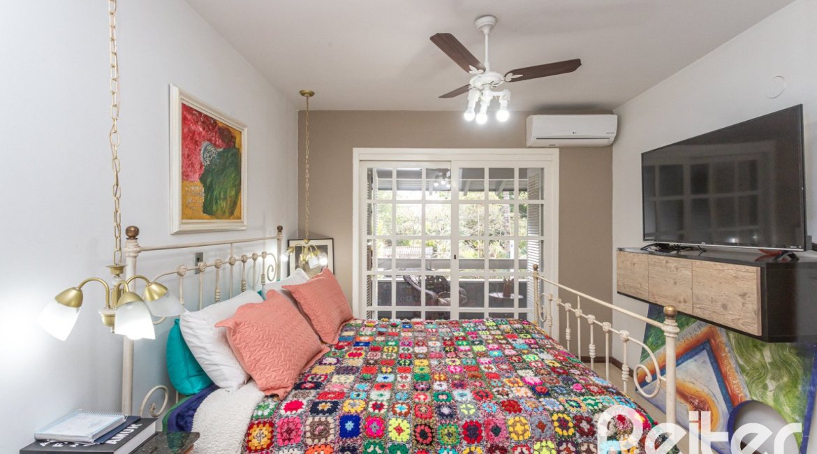 Casa à venda com 308m², 4 dormitórios, 1 suíte, 2 vagas, no bairro Ipanema em Porto Alegre