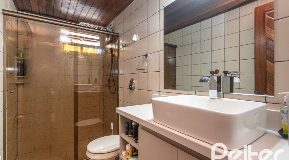 Casa à venda com 308m², 4 dormitórios, 1 suíte, 2 vagas, no bairro Ipanema em Porto Alegre