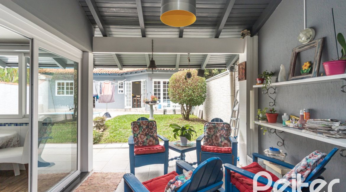 Casa à venda com 308m², 4 dormitórios, 1 suíte, 2 vagas, no bairro Ipanema em Porto Alegre