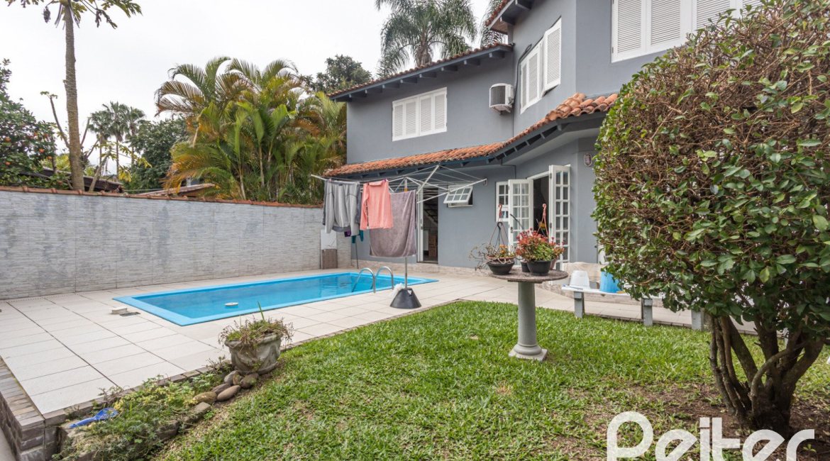 Casa à venda com 308m², 4 dormitórios, 1 suíte, 2 vagas, no bairro Ipanema em Porto Alegre